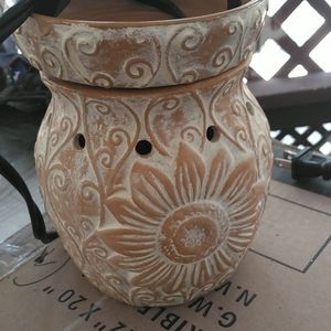 Scentsy Sol Full Size Yellow Sunflower Wax Warmer.